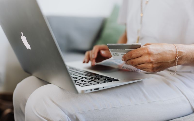 Juros do cartão de crédito chegam a 400% ao ano: como evitar a armadilha do rotativo